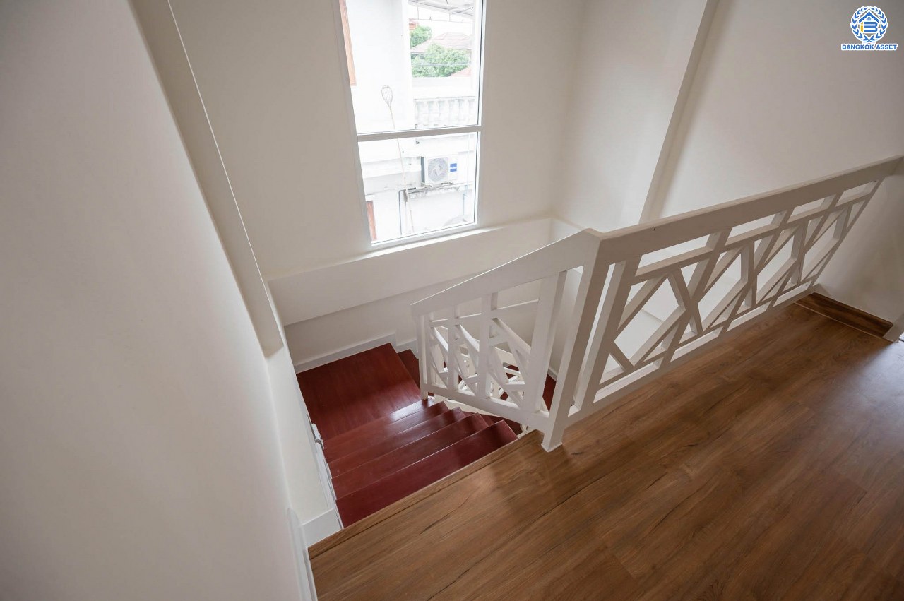 บ้านมือสองตกแต่งใหม่ โครงการ บ้านณัฐนันท์2 ดอนเมือง บ้านเดี่ยว หลังมุม  เนื้อที่ 56.9 ตร.ว. ฟังก์ชัน 3 ห้องนอน 3 ห้องน้ำ จอดรถได้ 1 คัน บนทำเลดีที่สุด ใกล้สนามบินดอนเมือง ทางด่วน "ศรีสมาน" และรถไฟฟ้าสายสีแดง "สถานีดอนเมือง"